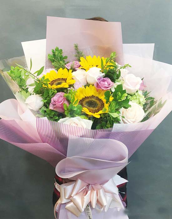 Bó hoa rực rỡ dành tặng nữ thầy thuốc