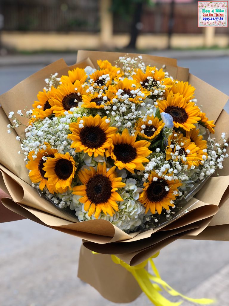 Một bó hoa hướng dương vàng rực sẽ là lời chúc tốt đẹp nhất để bạn gửi đến bạn bè, đối tác trong ngày khai trương. Đây là loại hoa luôn hướng về phía mặt trời có ý nghĩa chúc doanh nghiệp làm ăn phát tài phát lộc