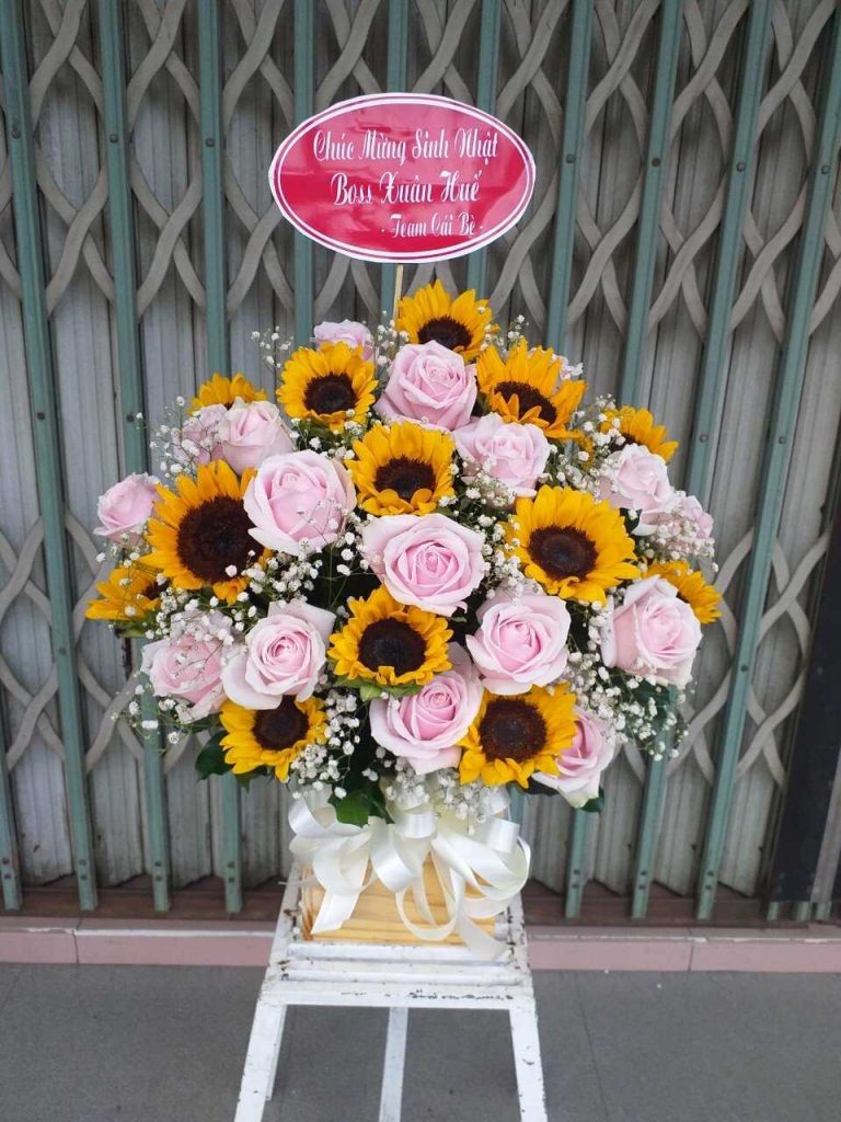 Giỏ hoa sinh nhật tại Cửa hàng hoa tươi Ngô Mây Phù Cát Bình Định