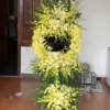 kệ hoa đám tang màu vàng 3 tầng