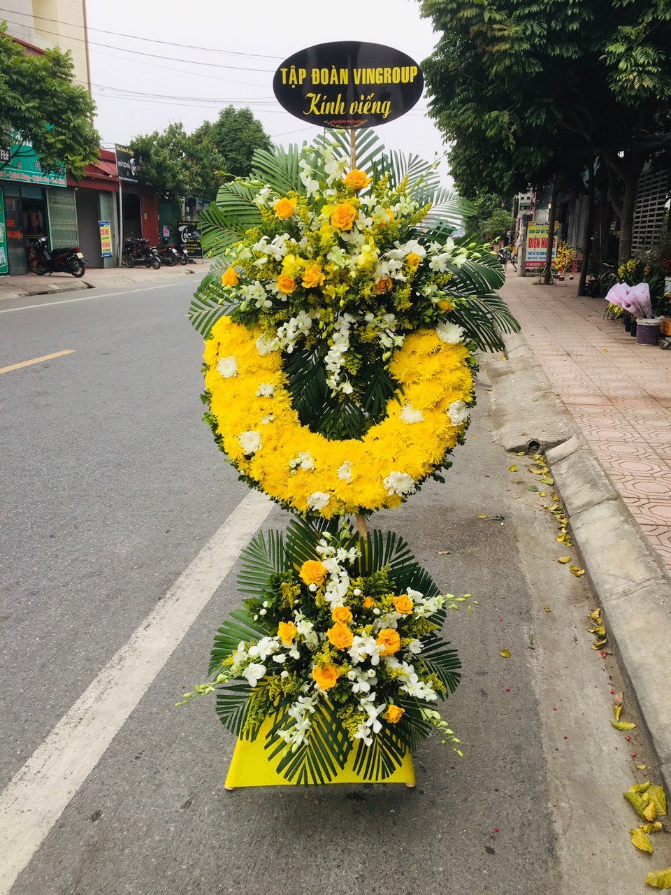 kệ hoa đi đám tang lễ màu vàng