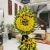 vòng hoa đám tang màu vàng