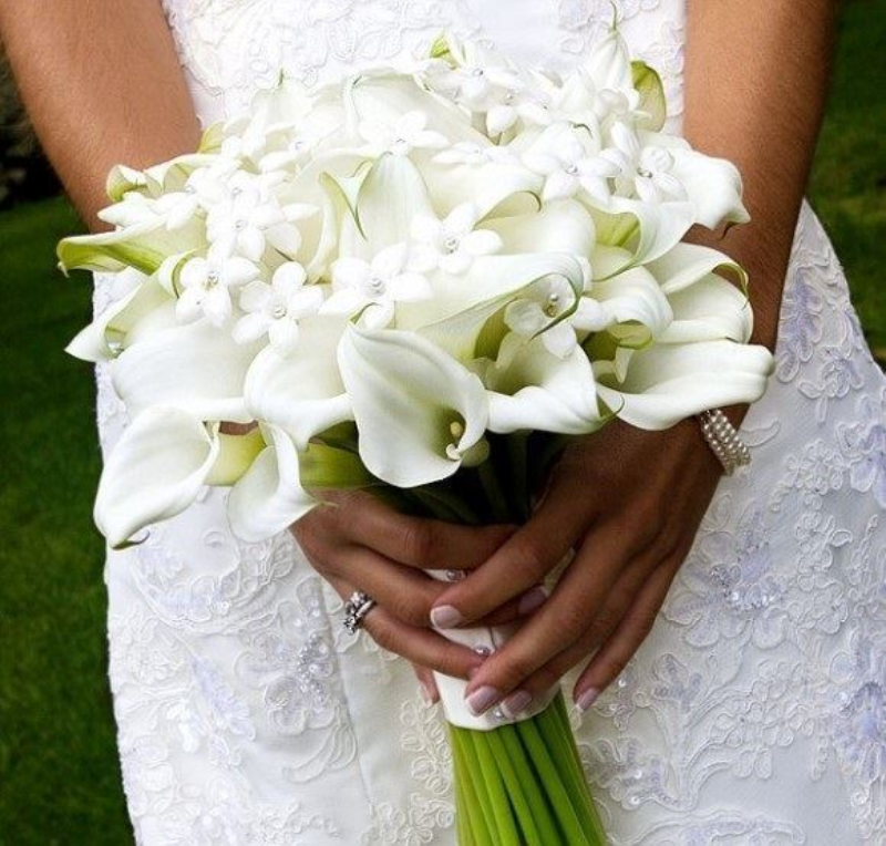 Chọn mẫu hoa cầm tay cô dâu theo màu sắc tiệc cưới