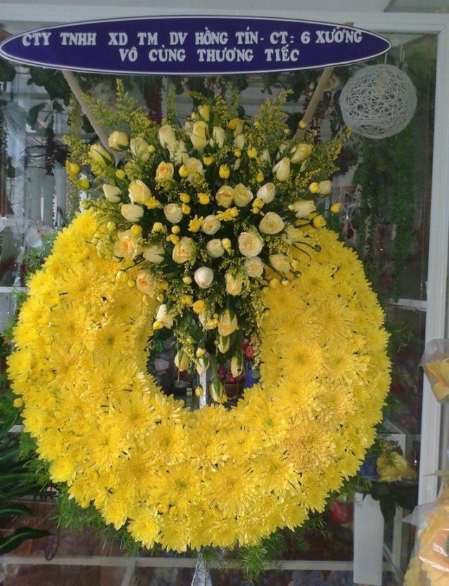Hoa cúc màu vàng thể hiện sự tôn trọng, lòng kính mến đối với người lớn tuổi đã khuất