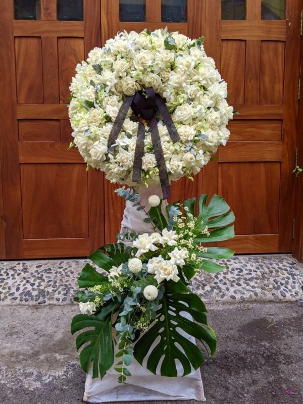 Vòng hoa màu trắng hiện là gam màu được ứng dụng nhiều nhất tại đám tang