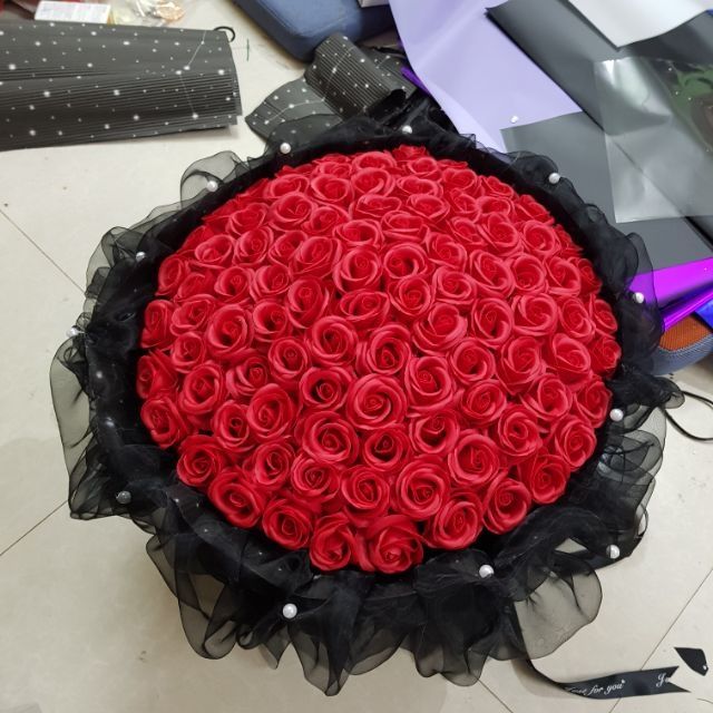 100 bông hoa hồng thể hiện thông điệp về tình yêu đầu bạc răng long