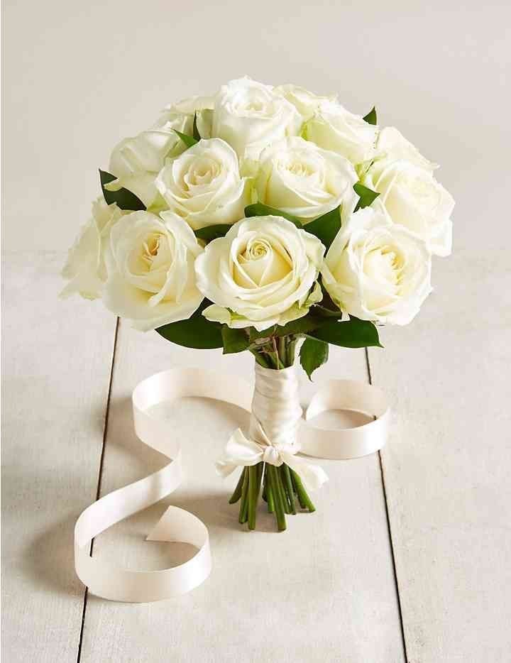 Hoa hồng trắng không chỉ thể hiện thông điệp tình yêu thuần khiết mà còn là vật trang trí lễ cưới đẹp
